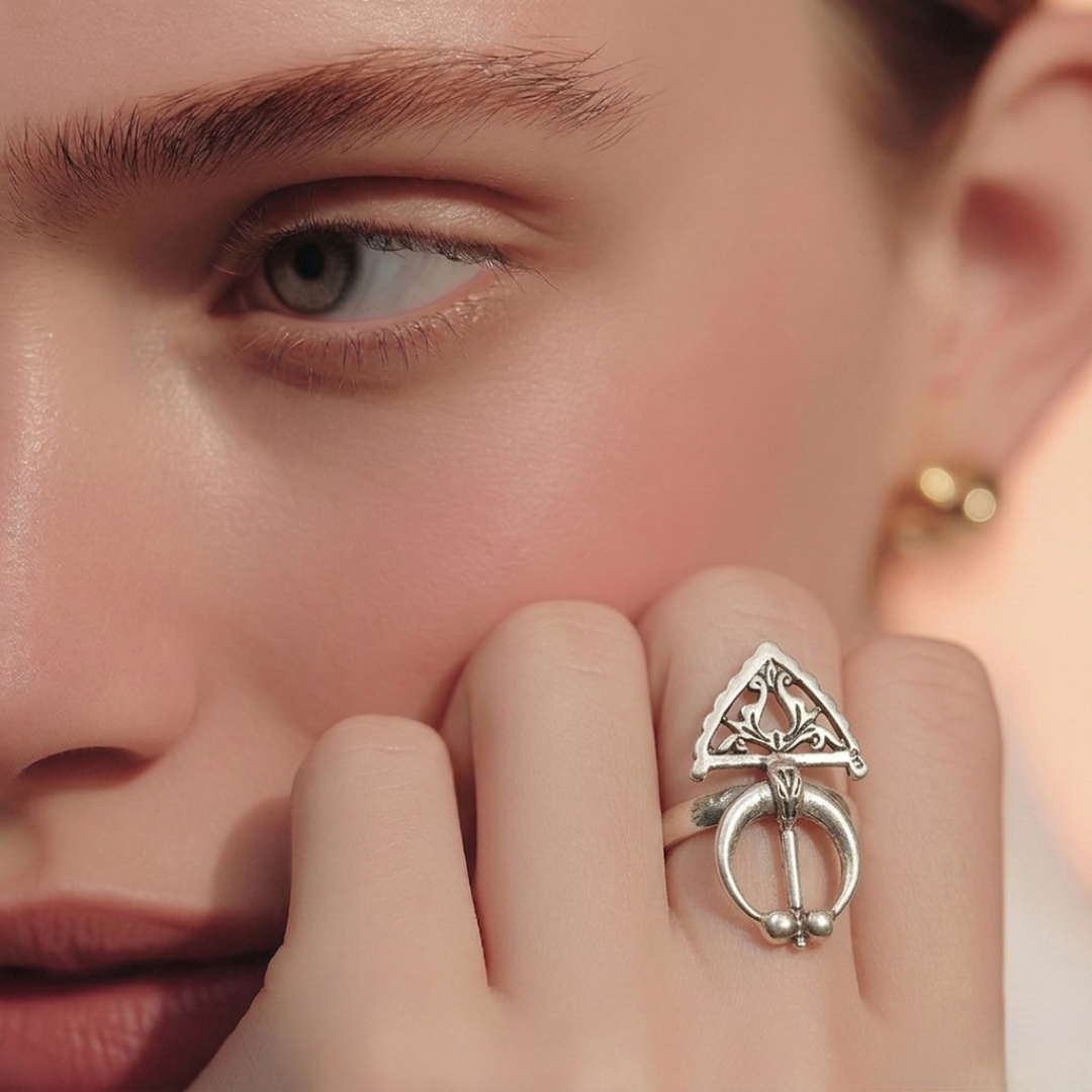 Bague Berbère en Argent 925 - Motif Fibule Gravé Main | Collection Lunja