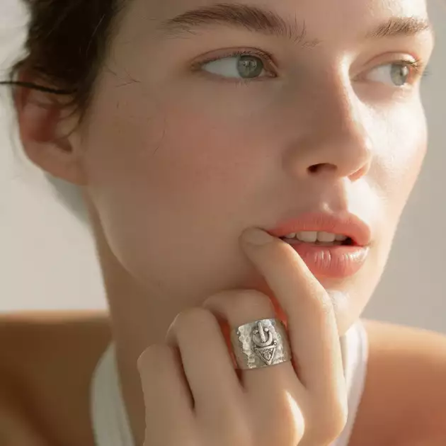 Bague Berbère Large en Argent 925  Motif Fibule Gravé Main