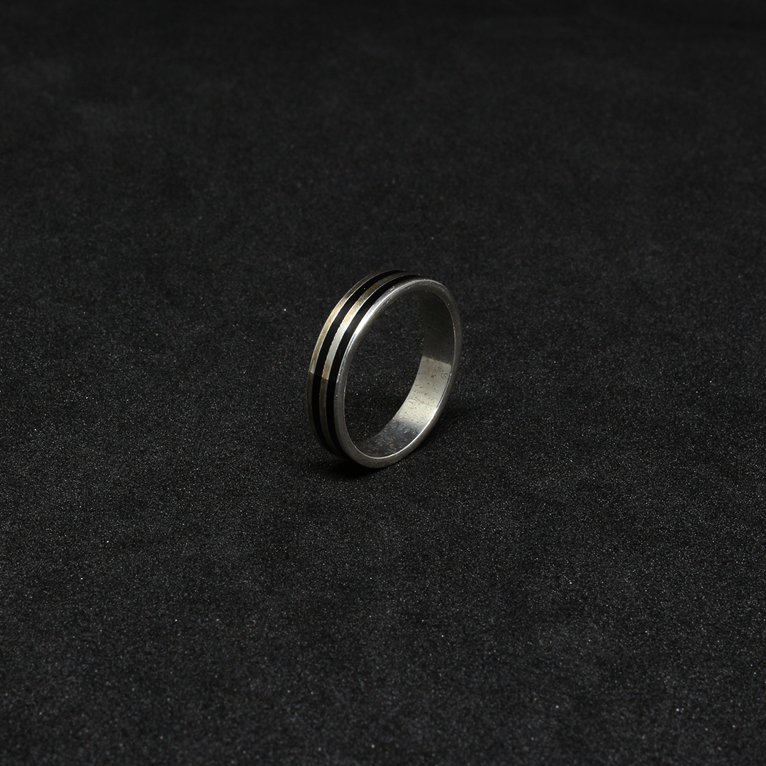 Bague Anneau Argent 925 Émaillé Noir – Design Mixte Artisanal Lunja – Image 2