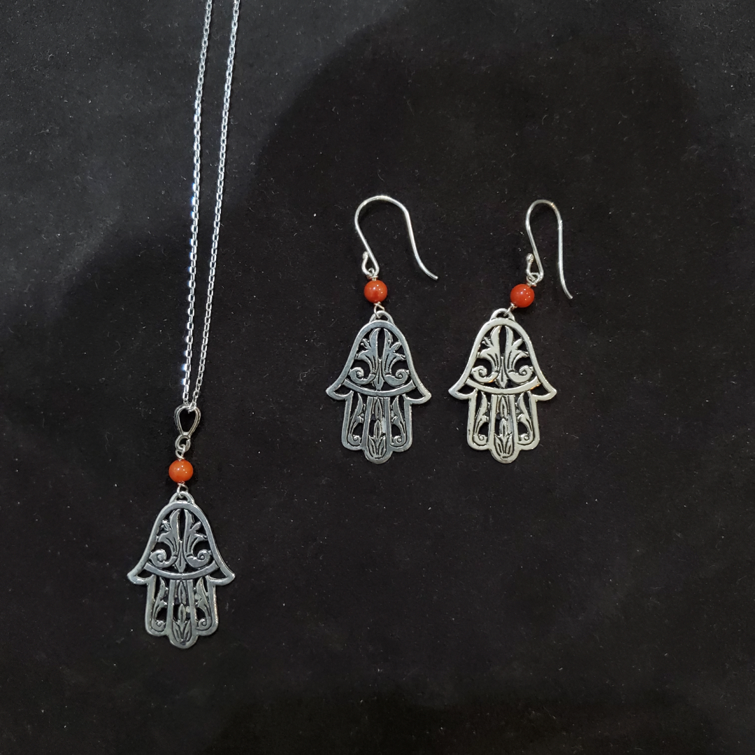 Parure Amazigh artisanale : Collier et Boucles d’oreilles Khomsa en Argent 925 et Corail Naturel – Image 2