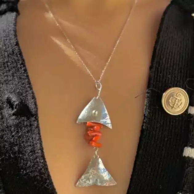Collier en Argent 925 Plaqué Platine avec Pendentif Poisson et Corail Rouge Naturel Authentique – 45 cm
